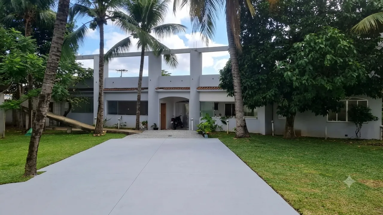 Fachada e área externa da casa de repouso Amor em Foco, com jardim e palmeiras