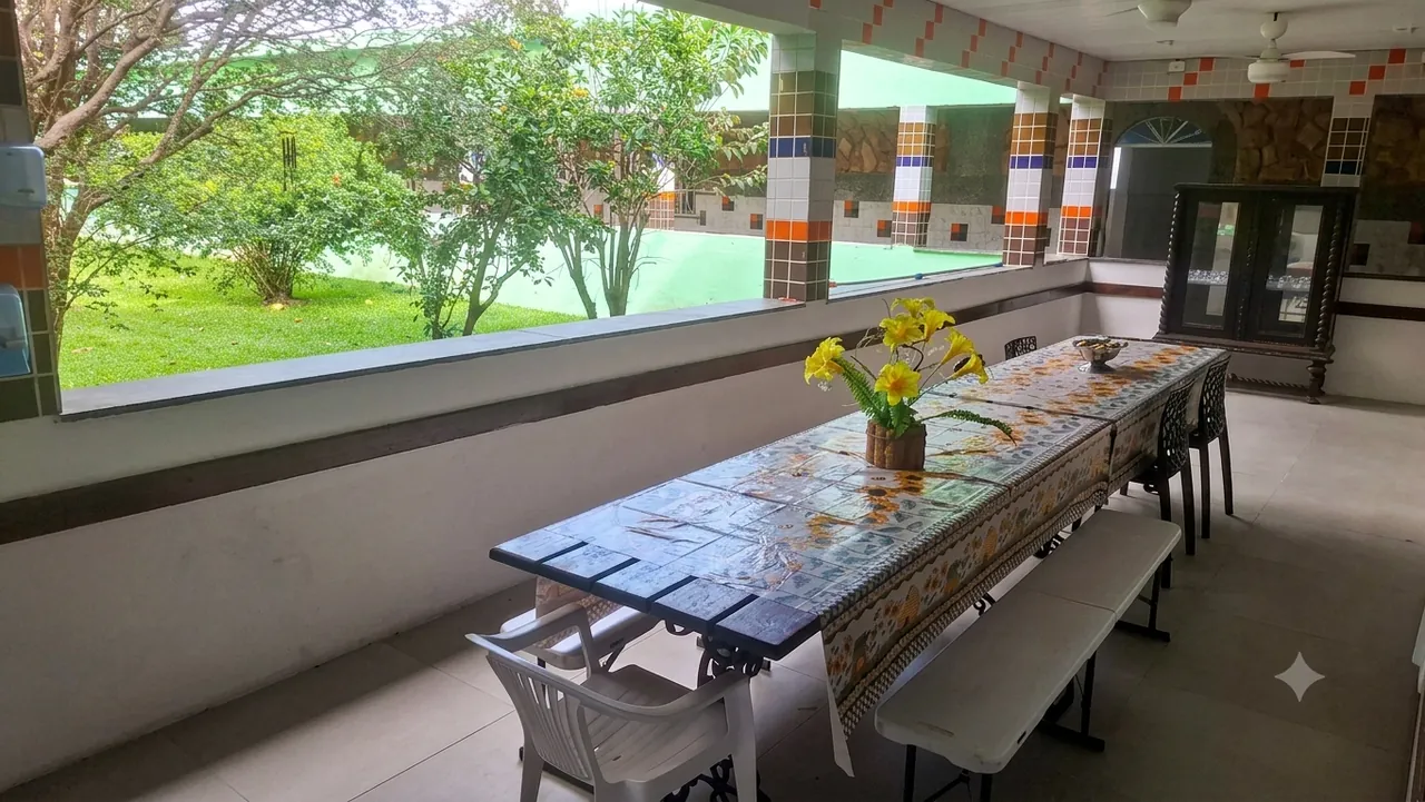 Espaço de convívio e refeições com vista para o jardim