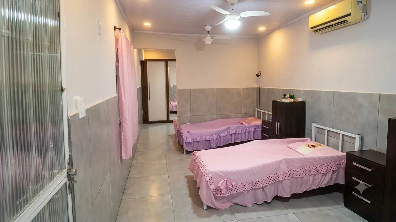 Quarto acolhedor com ar-condicionado e camas confortáveis