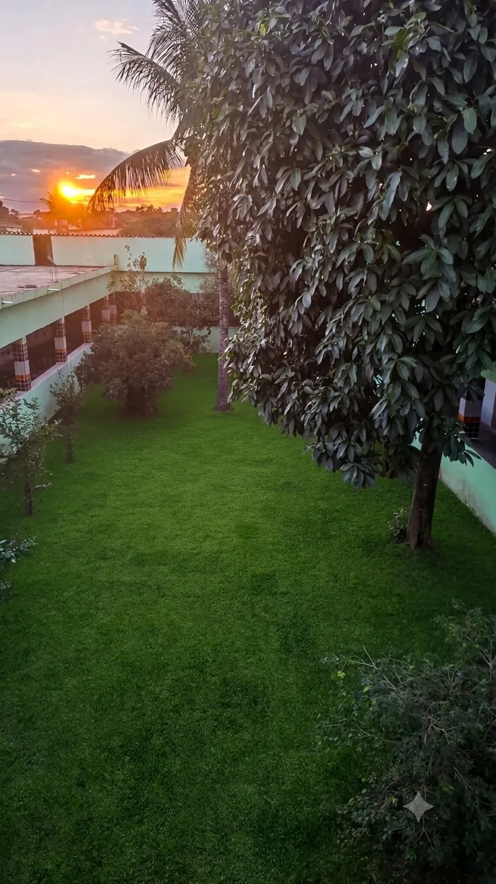 Jardim da casa de repouso ao pôr do sol